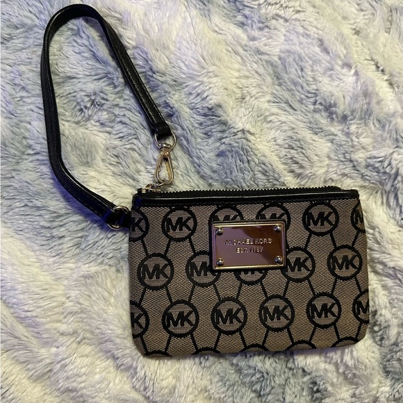 Michael Kors Handbags - 👛 Brand new never used Michael Kord wristlet *free gift w/ purchase*